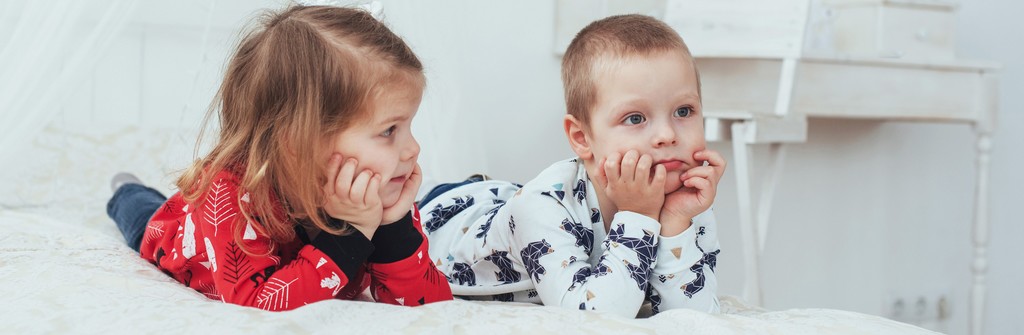 Deux enfant se tiennent la tête avec un air interrogatif