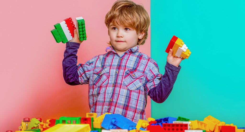 un enfant joue avec des blocs de construction