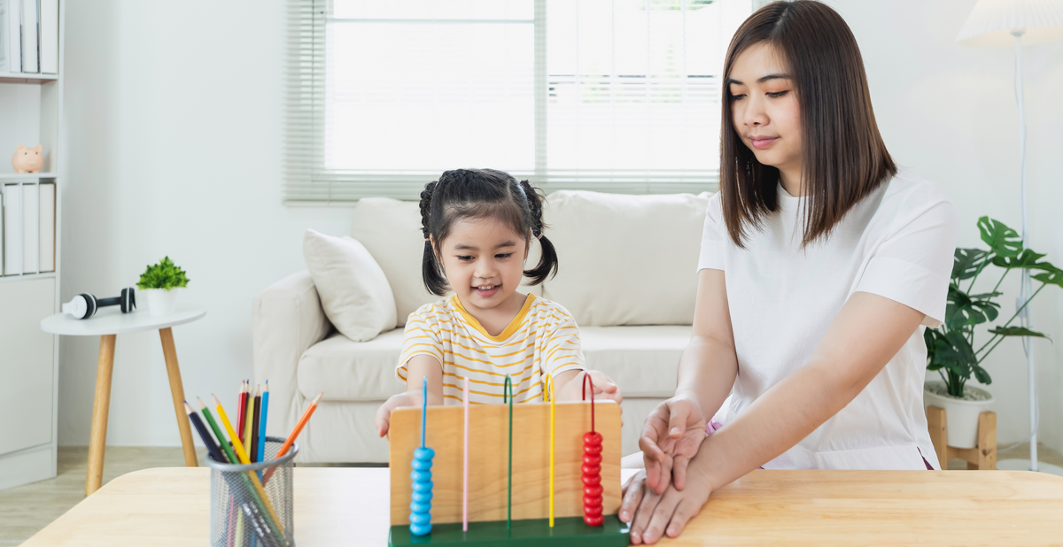 une mère et sa fille jouent à un jeu éducatif