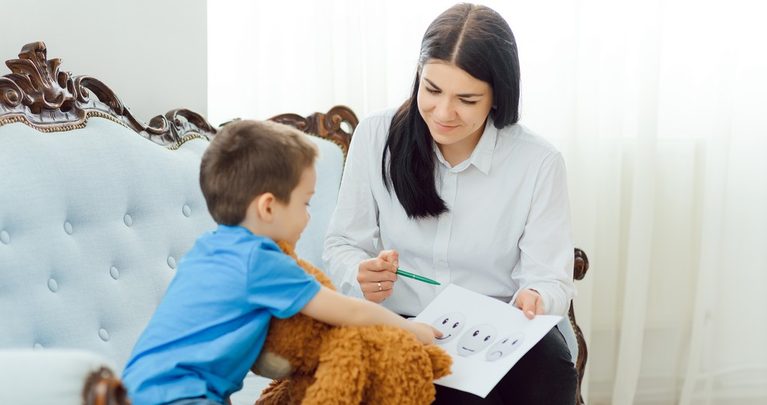 un enfant progresse avec l'aide d'une dame