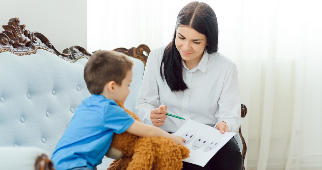 un enfant progresse avec l'aide d'une dame