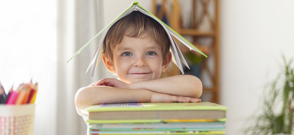 un enfant s'amuse avec des livres.