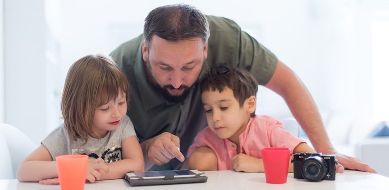 Parent accompagnant un enfant de primaire dans son usage du numérique