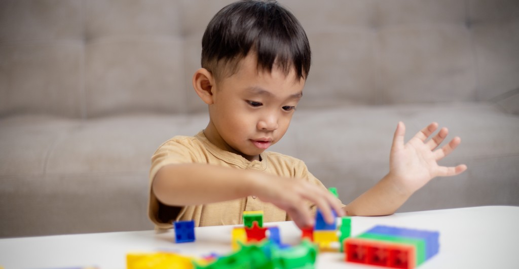 Enfant engagé activement dans une activité d'apprentissage