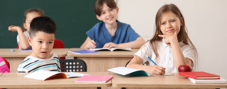 des enfants en classe semblent avoir du mal à comprendre