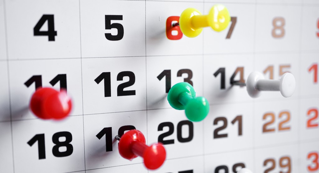 image d'un calendrier avec des punaises dessus.