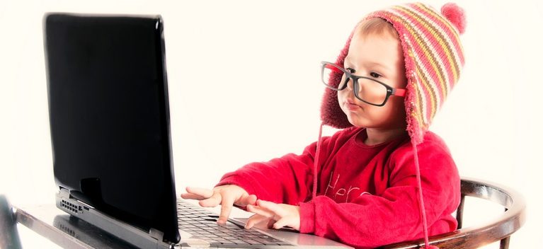 un enfant beaucoup trop serieux utilise un ordinateur